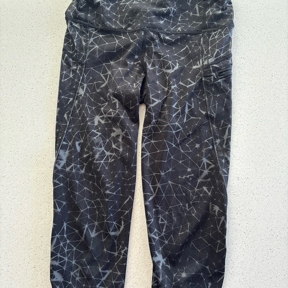 Lululemon Athletica Black and Gray Patterned Leggings - Ladies size 4 - Picture 2 of 5